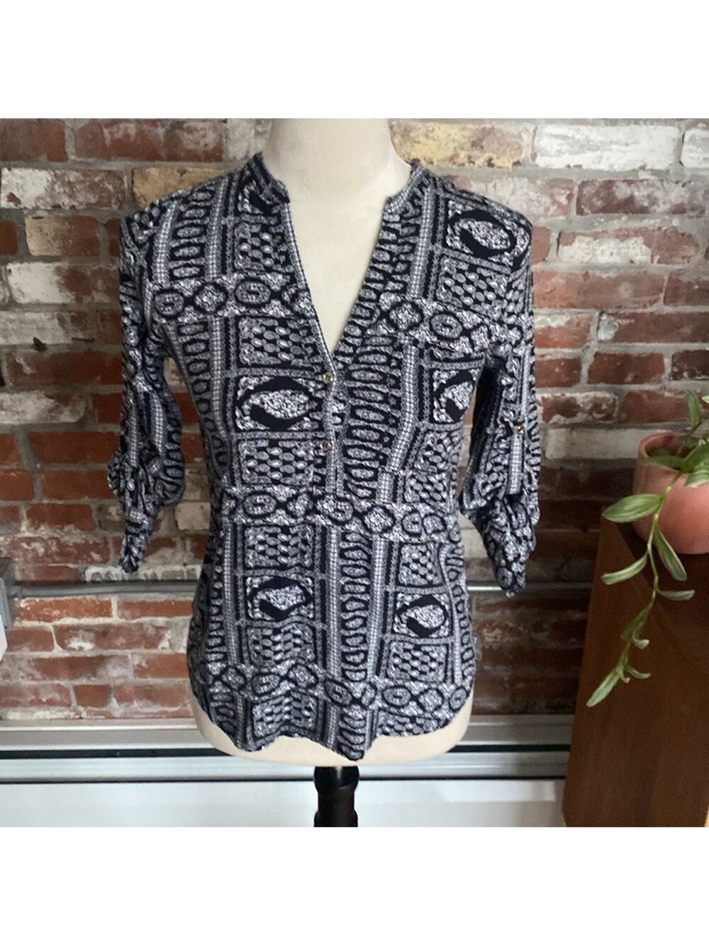 Atmosphere Black and White 3/4 Sleeve V Neck Shirt Size 2